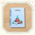 Visuel d'un cahier spirale avec une momote qui fait du camping avec un écureuil.