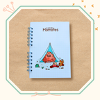 Visuel d'un cahier spirale avec une momote qui fait du camping avec un écureuil.