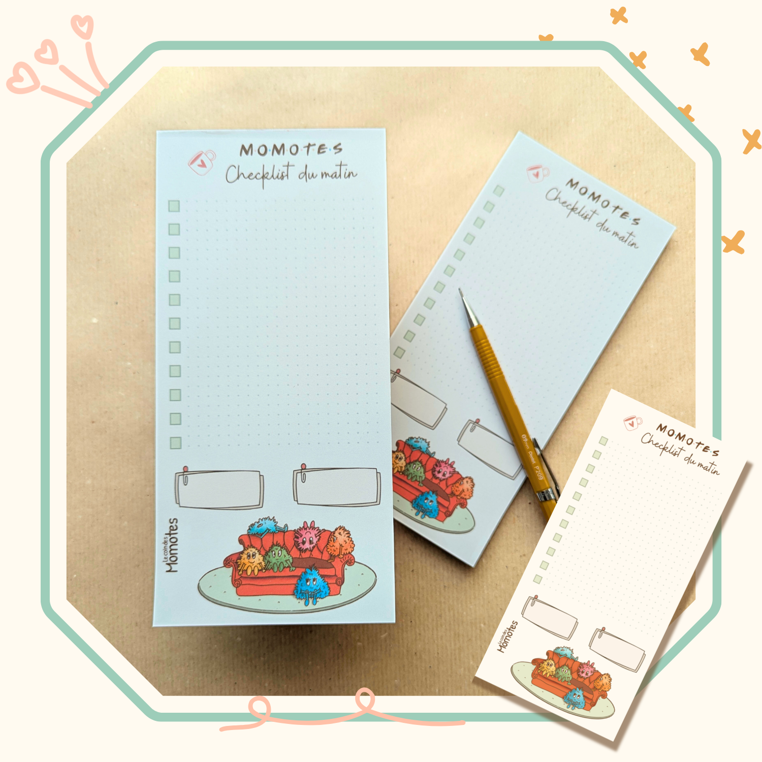 Checklist des momotes illustré d'une bande de momotes sur un canapé.