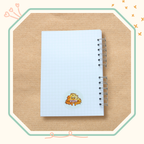 Visuel du dos de cahier spirale d'une momote qui fait du camping avec un écureuil.
