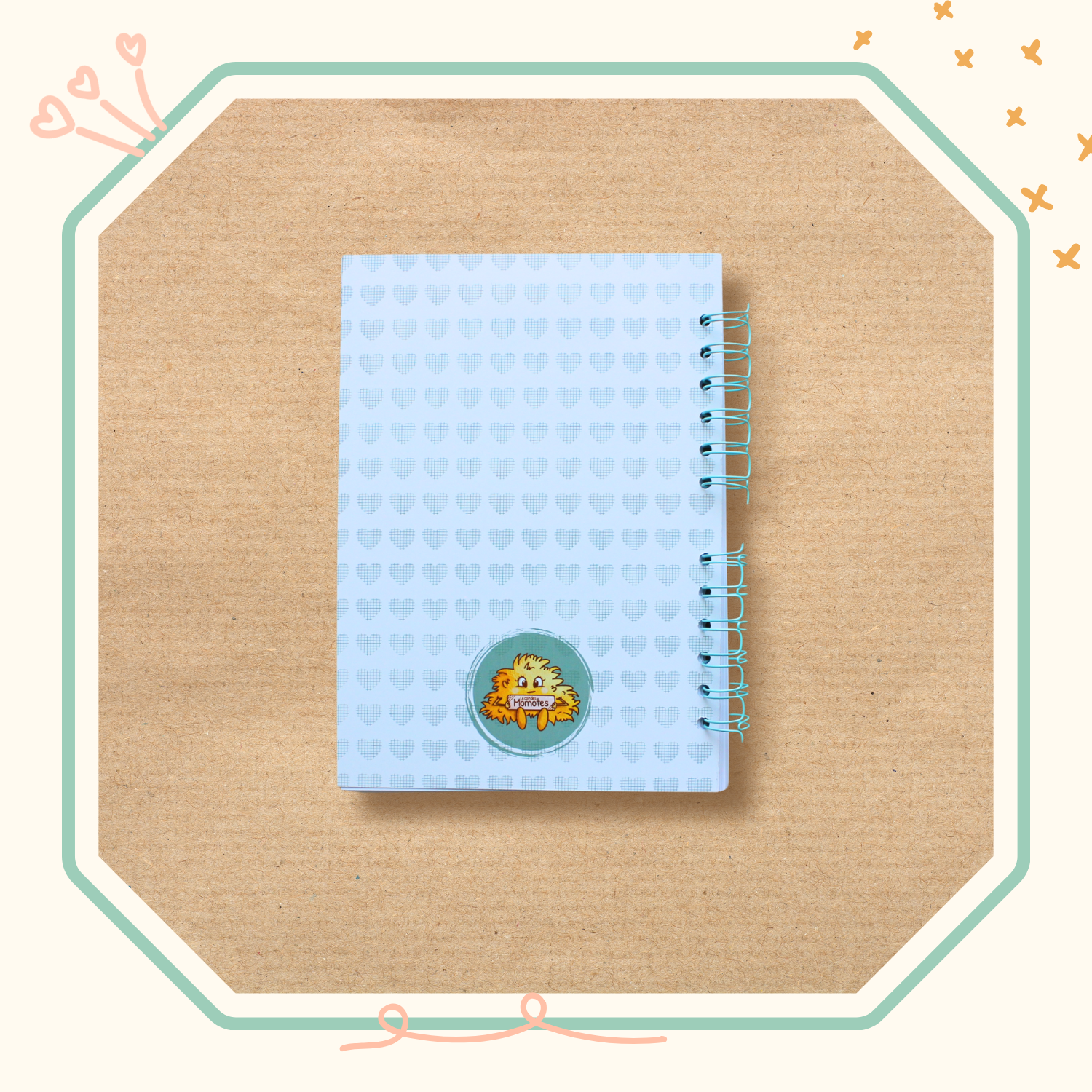 Dos de couverture cahier spirale avec des cœurs verts et une momote logo.