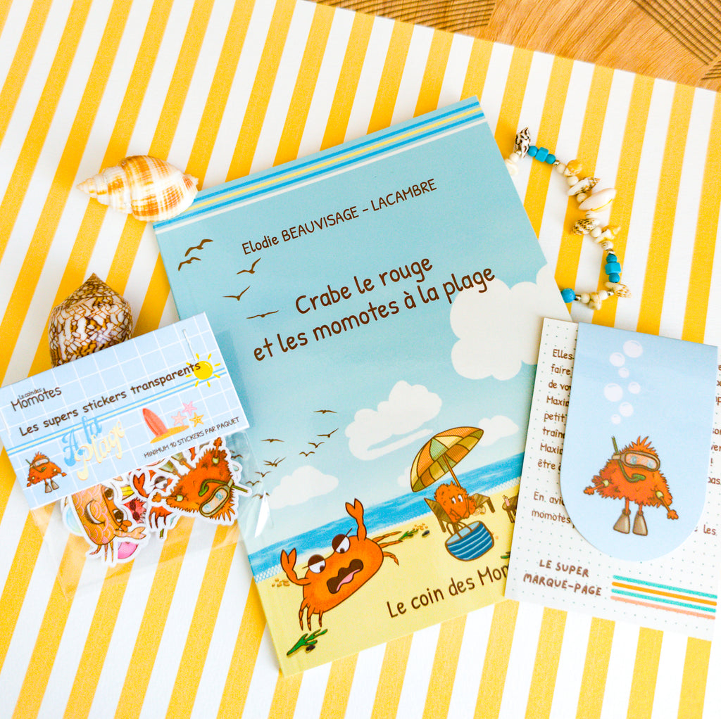 Un livre enfant, un marque-page aimanté, un sachet de stickers, c'est le contenu présenté sur cette photo ambiance plage.