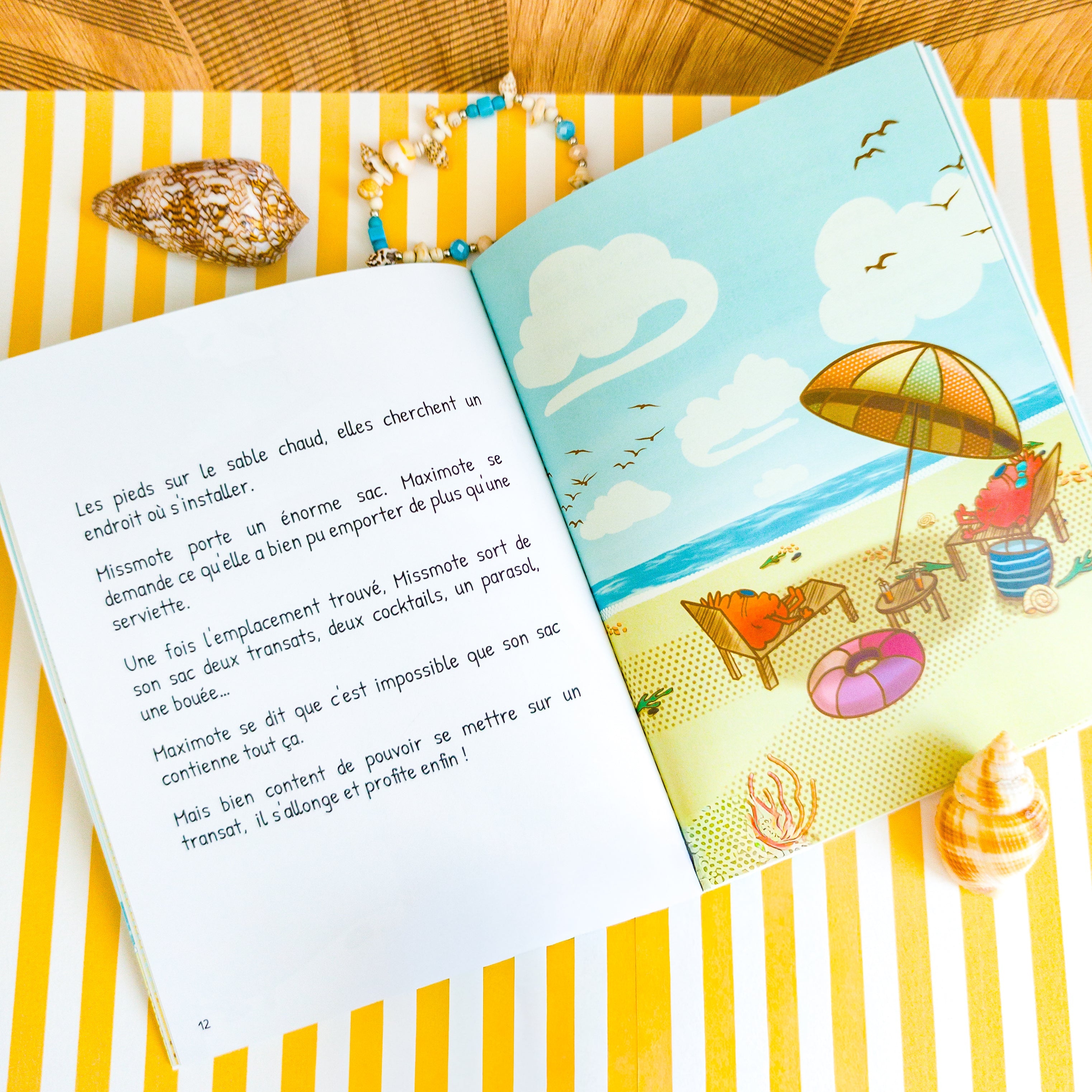 Photo d'une double page d'une histoire pour enfant qui fait voyager en bord de plage. Deux momotes sur des transats qui bronzent.