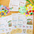 Photo des supports du jeu symbolique fleuriste avec les bons de livraison, les bons de commande, et les fleurs réalisées.