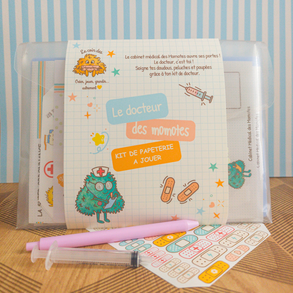 Présentation du kit médecin avec quelques accessoires comme les stickers pansements, un stylo et une seringue.