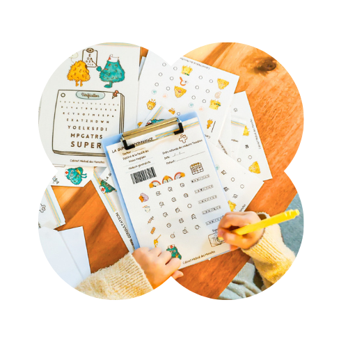 Enfant qui remplit les blocs-notes présents dans le kit de papeterie pour jouer au docteur.