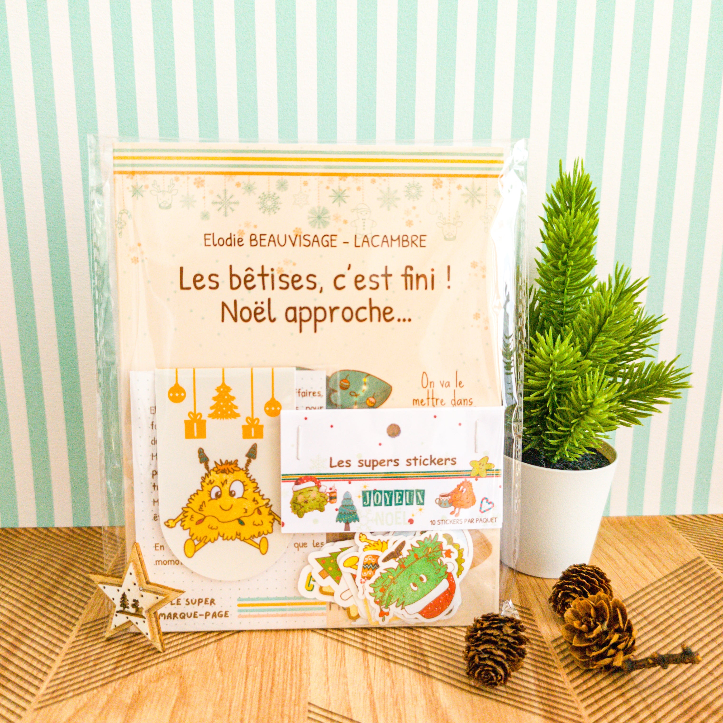 Photo du pack contenant le livre pour enfant les bêtises, c'est fini ! Noël approche... et un marque page aimanté avec un sachet de stickets.