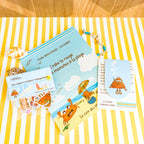 Photo d'un livre de la collection du coin des momotes en mode pack avec marque-pages aimanté et un sachet de stickers.