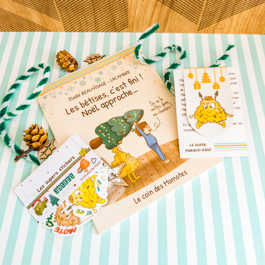 Photo de présentation du pack d'une histoire de Noël pour enfant avec une momote. Le pack contient le livre, un marque-page aimanté et un sachet de stickers.
