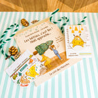 Photo de présentation du pack d'une histoire de Noël pour enfant avec une momote. Le pack contient le livre, un marque-page aimanté et un sachet de stickers.
