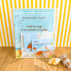 Photo du pack album jeunesse Crabe le rouge et les momotes à la plage complété d'un marque-page et un sachet de stickers.