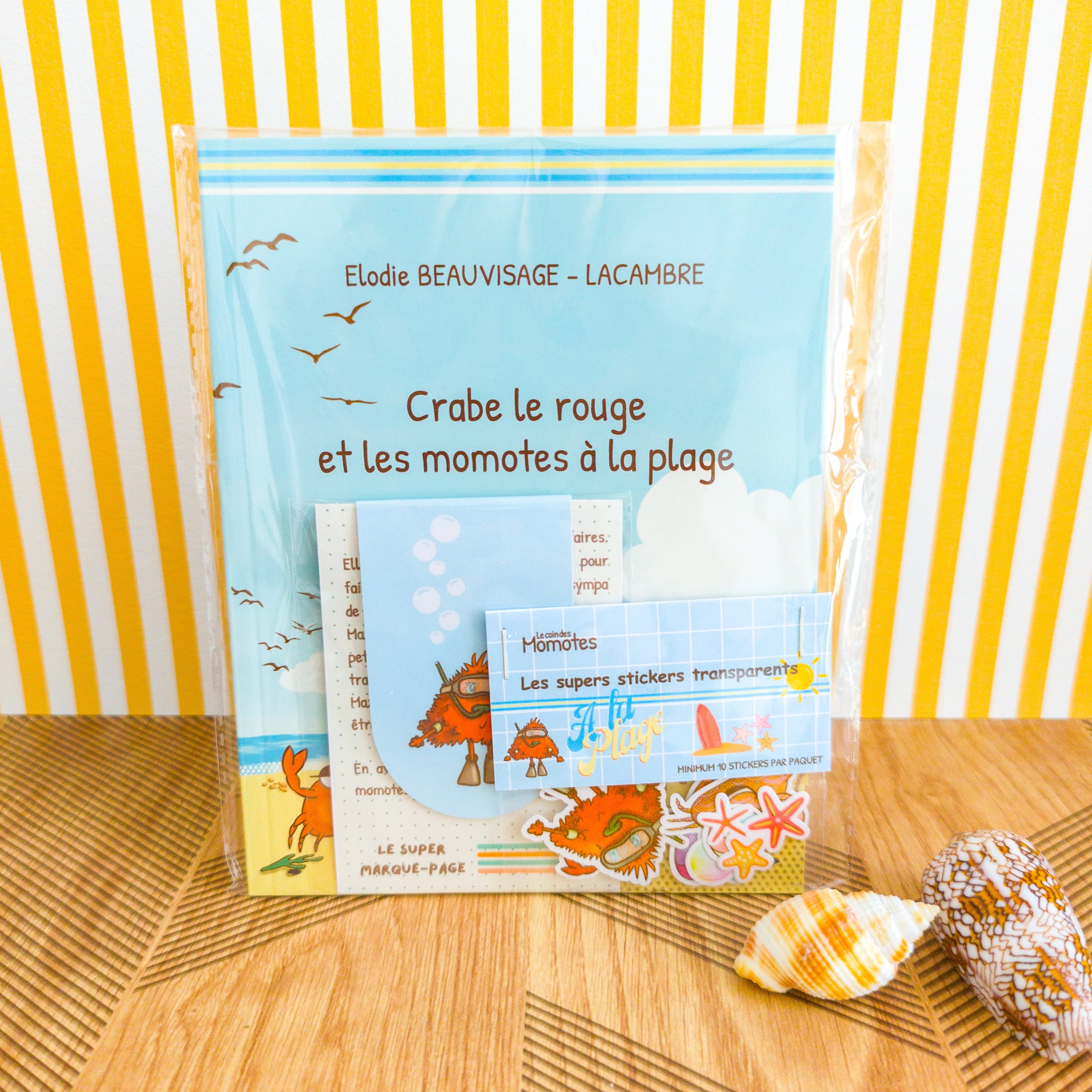 Photo du pack album jeunesse Crabe le rouge et les momotes à la plage complété d'un marque-page et un sachet de stickers.