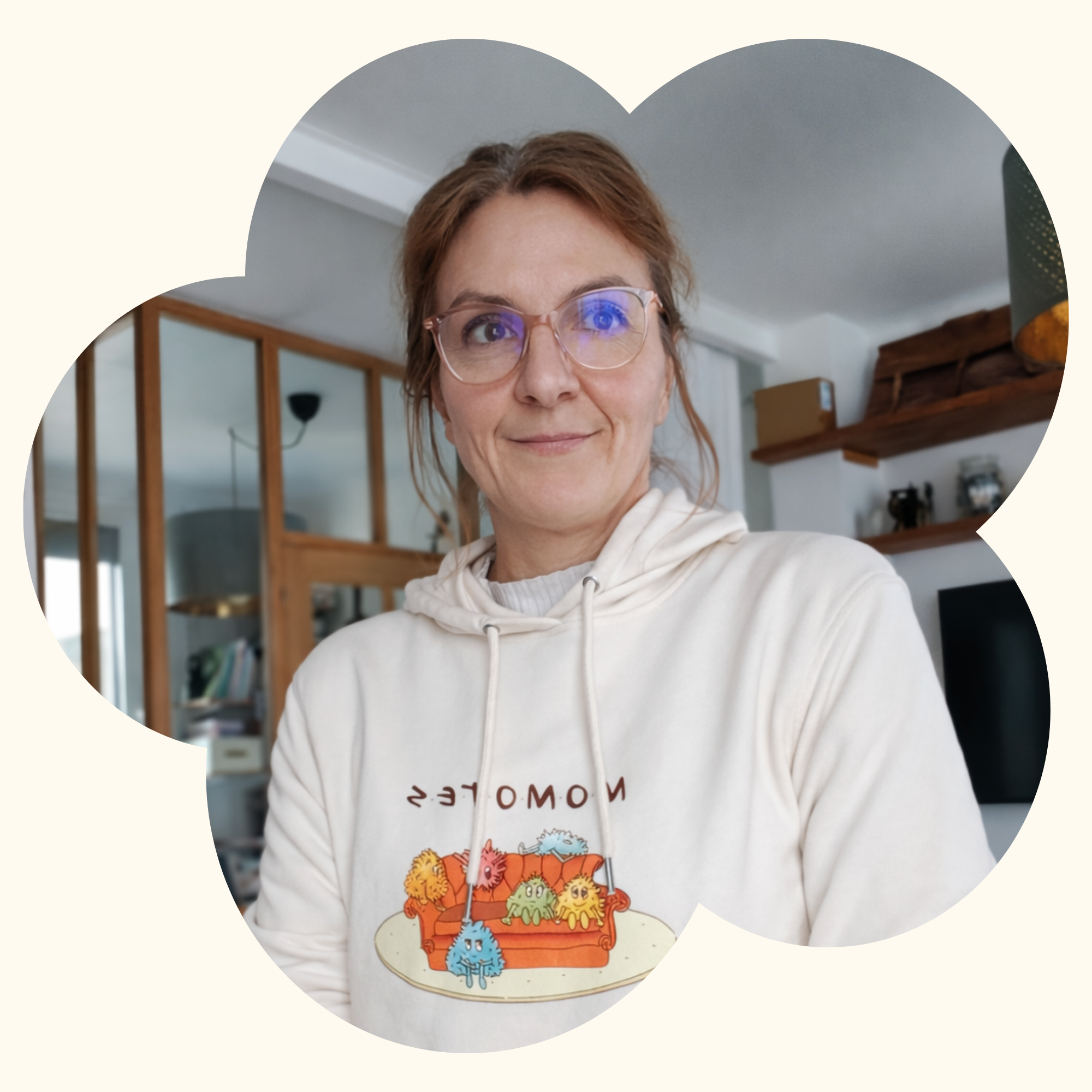 Vignette photo de la créatrice de la momote avec fond beige