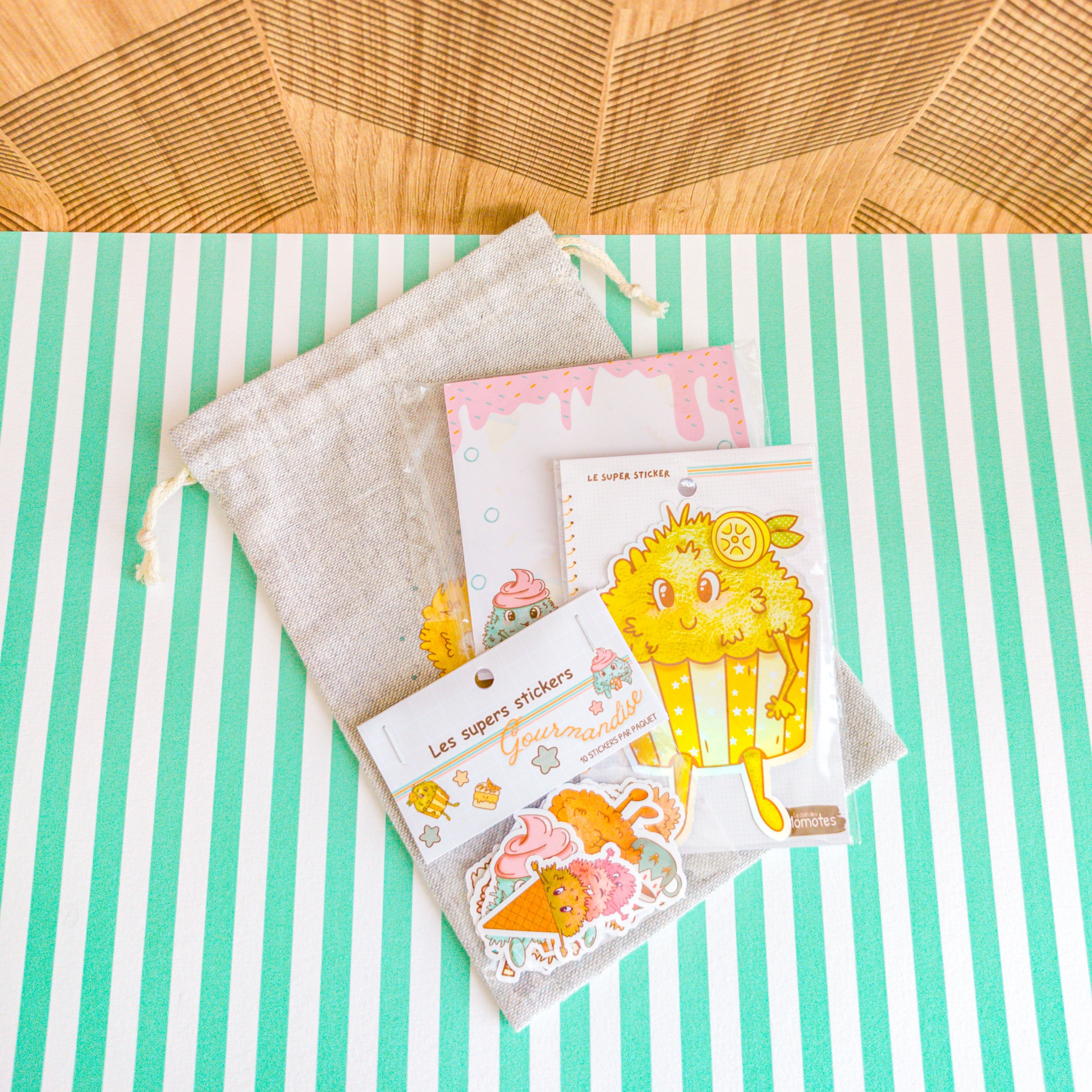 Pochon cadeau de petite taille avec des produits pour exemple de la taille