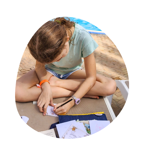 Enfant qui s'occupe en vacances avec la sacoche d'activités du coin des momotes0