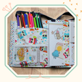 Feutres, crayons, stickers, les accessoires de la sacoche d'activités des enfants nomades.