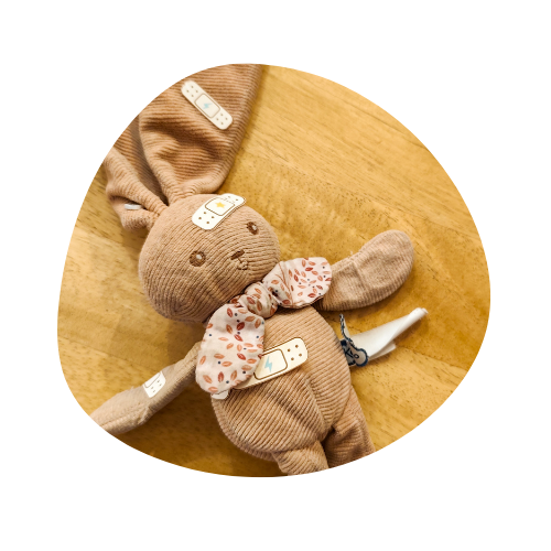 Photo d'un doudou qui a été le patient du jeu d'imitation docteur.