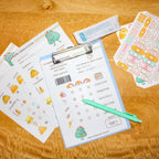 Photo des produits en utilisation du jeu d'imitation pour jouer au docteur. Planche de stickers pansements, ordonnance, consultation.