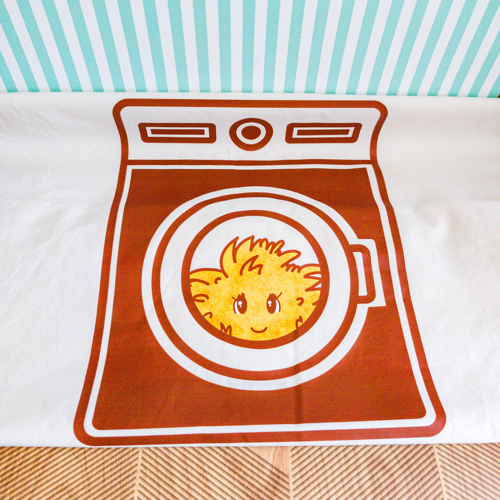 Zoom sur l'illustration du sac à linge sale d'une momote dans la machine à laver.