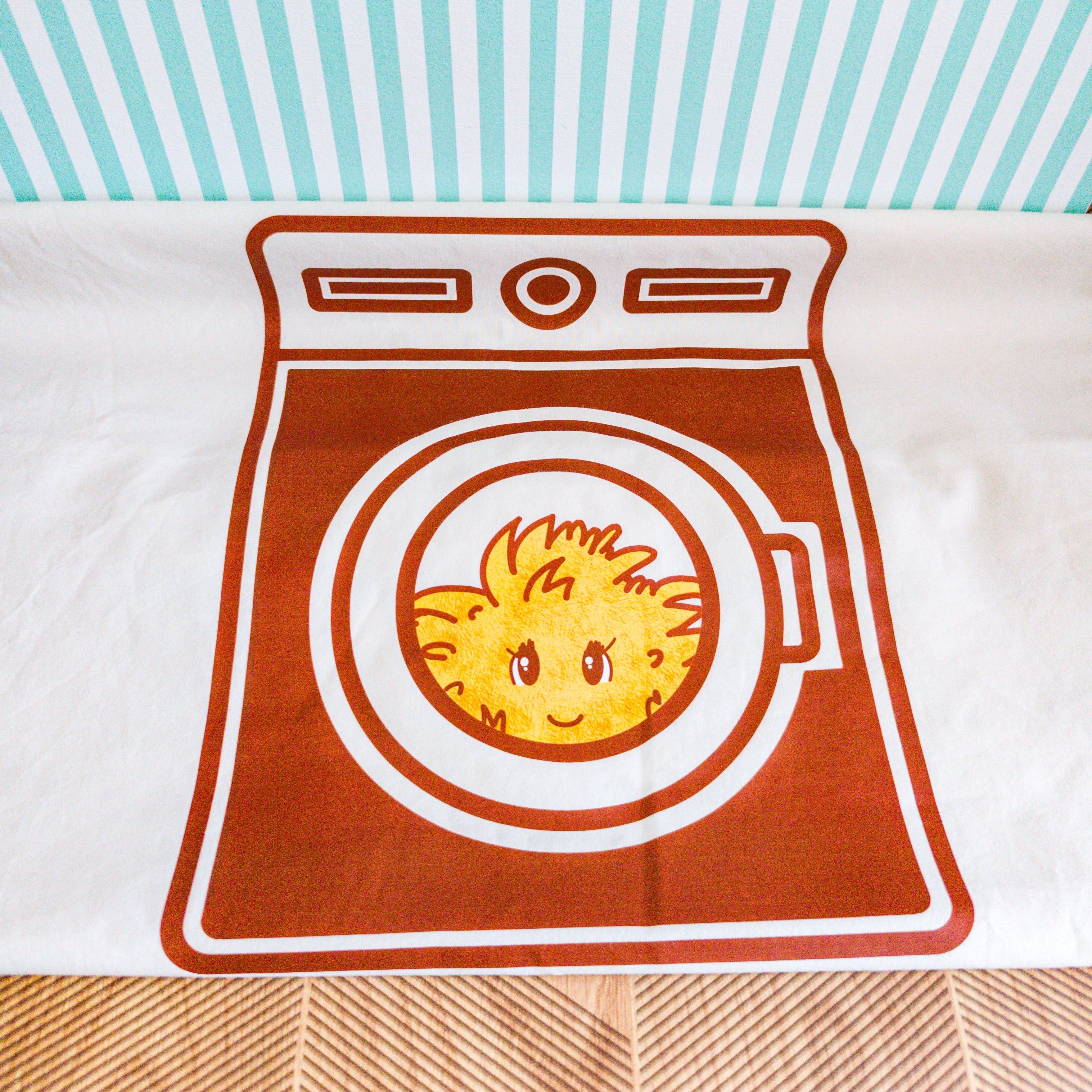 Zoom sur l'illustration du sac à linge sale d'une momote dans la machine à laver.